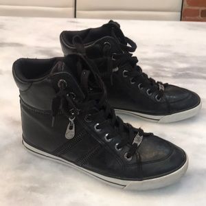 Sneakers with zipper details